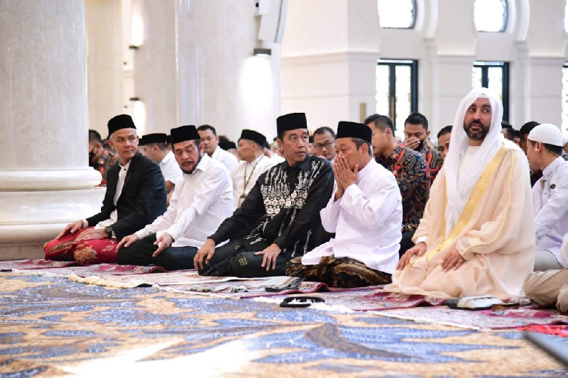 Presiden Jokowi Salat Idulfitri 2023 di Masjid Raya Sheikh Zayed Surakarta