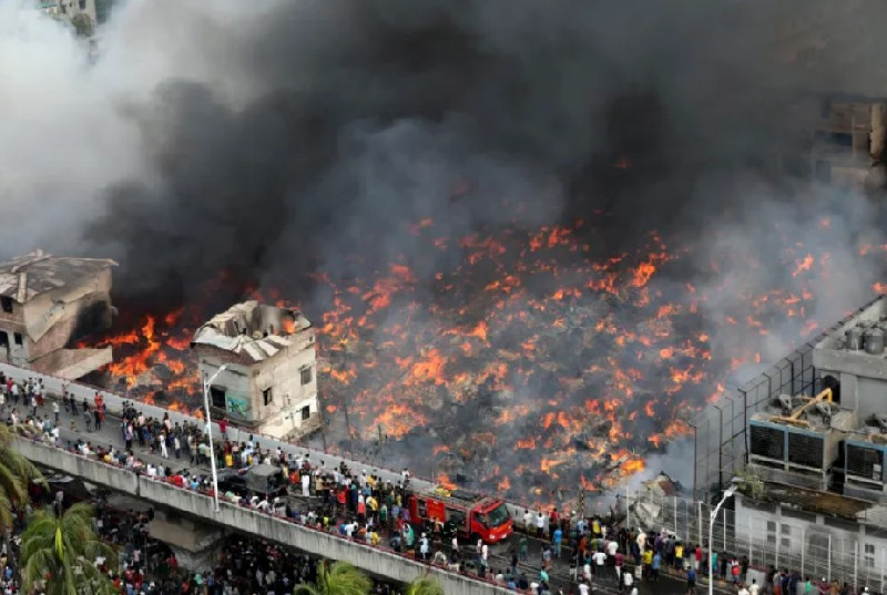 Jelang Lebaran, Kebakaran Besar Hanguskan Pasar Pakaian Populer di Dhaka