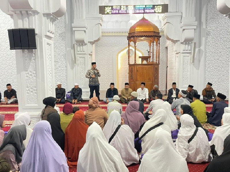 Pj Bupati Bener Meriah Lepas 10 Calon Jemaah Umroh Jalur Prestasi