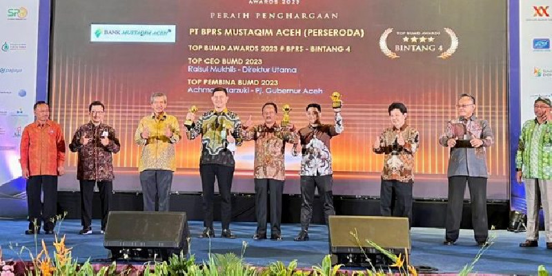 Pj Gubernur dan Bank Mustaqim Aceh Raih 3 Penghargaan Top BUMD Awards 2023