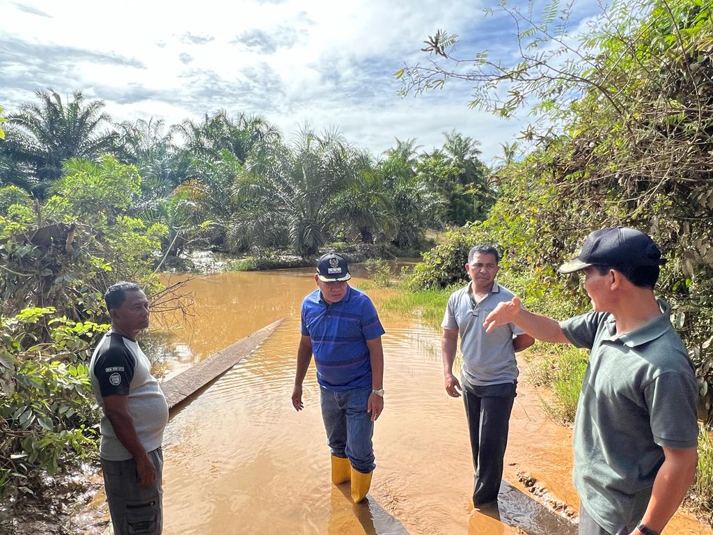 Banjir, Pj Bupati Abdya Darmansah Bawa Para Kadis dan Anggota DPRK Tinjau Krueng Ie Mirah