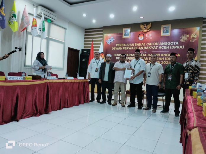Fadhil Rahmi Lc Calon DPD yang Pertama Daftar ke KIP Aceh