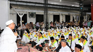 Bupati dan Wakil Bupati Pidie Jaya Lepas Keberangkatan Jemaah Haji Kloter Pertama