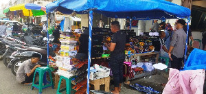 Sepi Pembeli, Omset Pedagang Peci di Banda Aceh Menurun Drastis