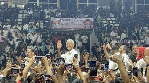 Ganjar Pakai Kemeja Putih Hadir di Acara Halal Bihalal Relawan Jokowi, Diteriaki Presiden
