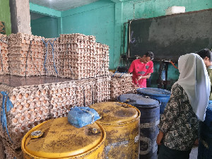 Harga Telur Ayam di Pasar Lambaro Merangkak Naik, Dijual Rp52.000 Per Papan