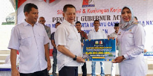 Pj Gubernur Aceh Serahkan Bantuan Keuangan untuk Pembangunan Masjid Giok Nagan Raya