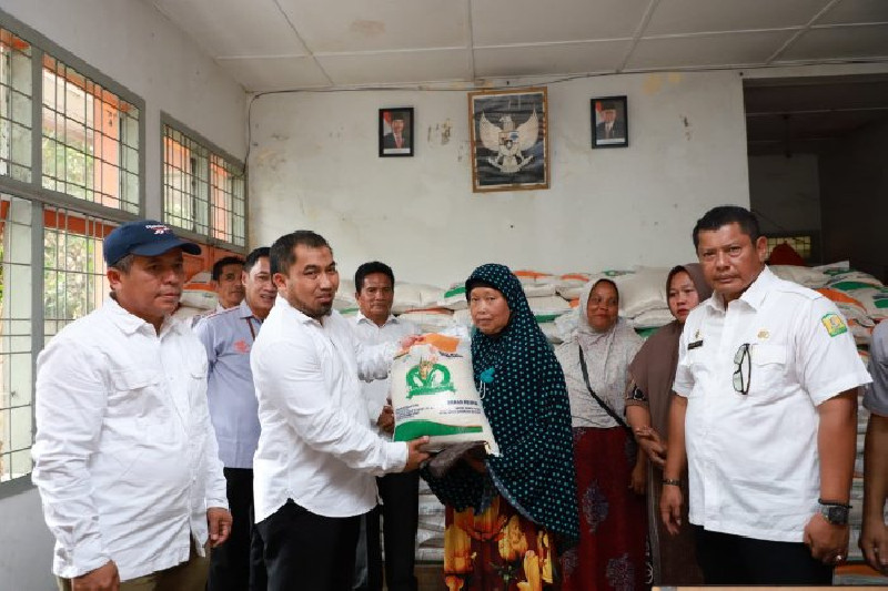 Pj Bupati Aceh Besar Serahkan Bantuan Pangan Tahap Kedua Bagi 1.769 KPM
