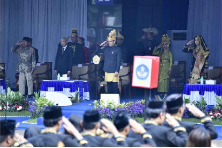 Berpakaian Adat Aceh, Nadiem Pimpin Upacara Peringatan Hardiknas 2023