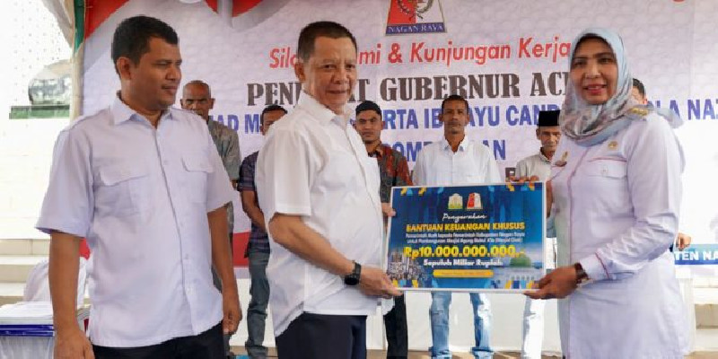 Pj Gubernur Aceh Serahkan Bantuan Keuangan untuk Pembangunan Masjid Giok Nagan Raya