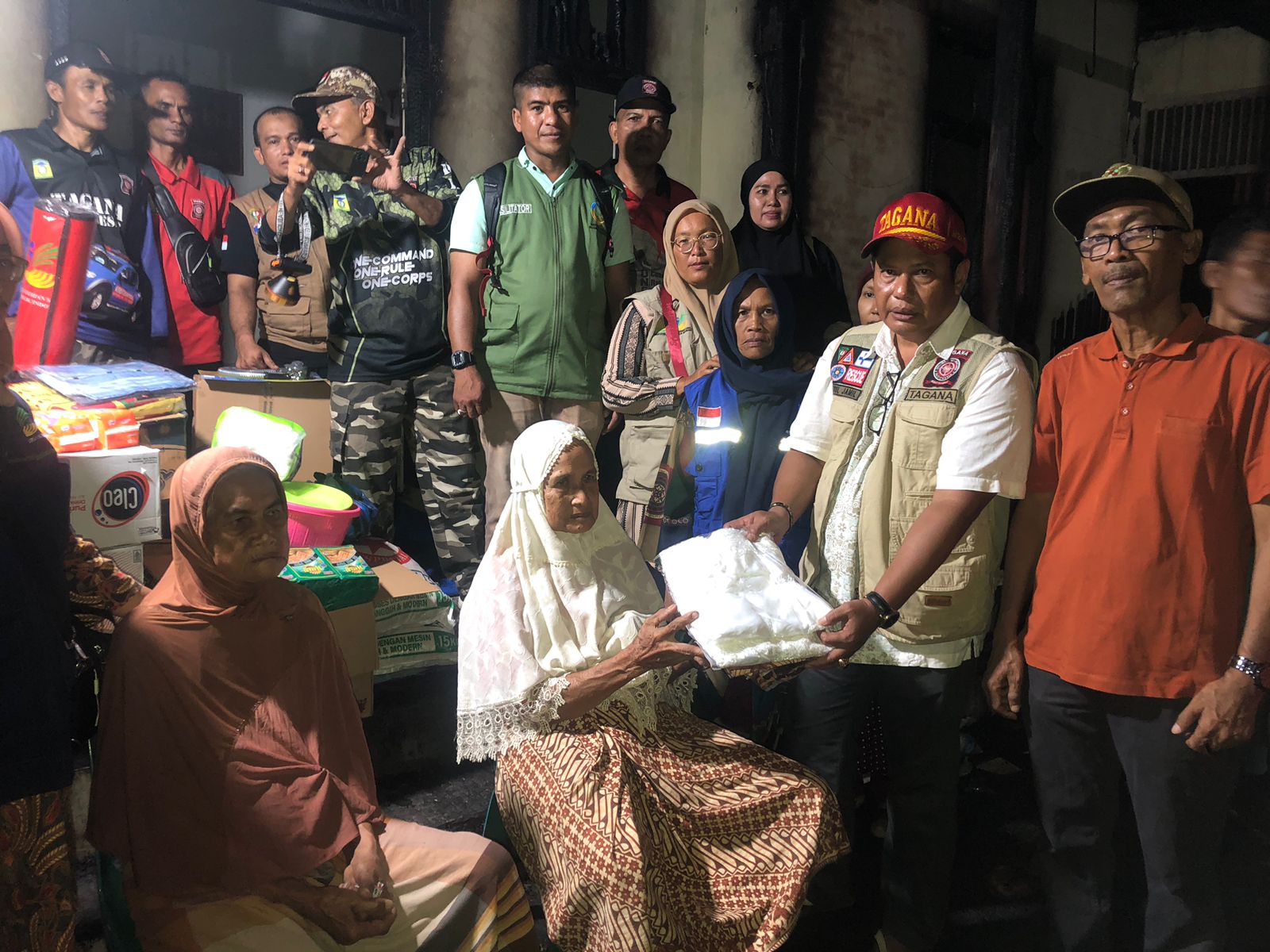 Pemkab Aceh Besar, Serahkan Bantuan Masa Panik untuk Korban Kebakaran