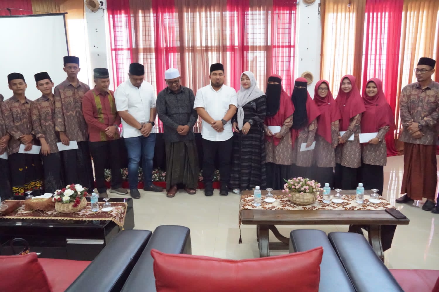 Pj Bupati Serahkan Bonus Untuk Juara MQK Provinsi dari Aceh Besar