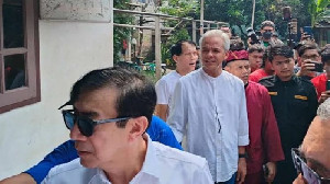 Capres PDIP Ganjar bersama Yasonna Laoly Blusukan ke Pasar Minggu