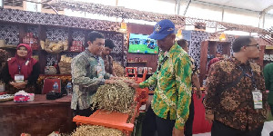 Disnak Aceh Pamerkan Mesin Press Jerami Portabel di Penas KTNA XVI Padang