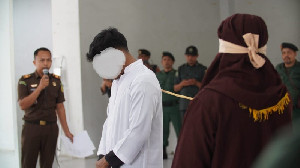 Terbukti Langgar Syariat Islam, Sepasang Anak Muda Dihukum 25 Kali Cambukan