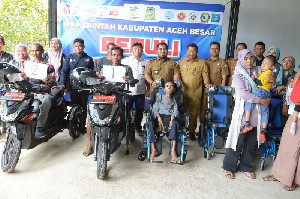 Pj Bupati Aceh Besar Serahkan Kursi Roda dan Motor Kepada Penyandang Disabilitas