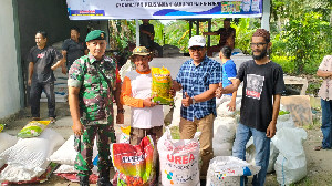 Petani Gampong Krueng Baroe Mesjid Terima Bantuan Benih Padi dan Pupuk  Urea