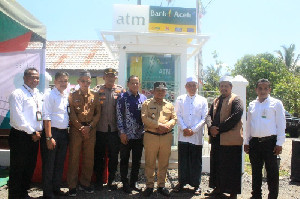 Mudahkan Transaksi, Pj Bupati Nurdin Resmikan ATM Bank Aceh di Pesantren Budi Mesja