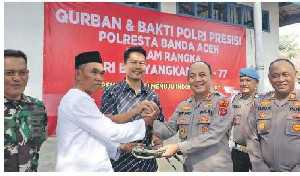 Hari Bhayangkara dan Idul Adha, Polresta Banda Aceh Bagi Daging Kurban untuk Warga