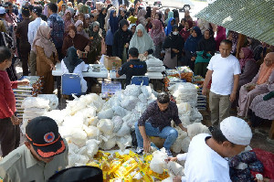 Pj Bupati Aceh Besar Pantau Pasar Murah yang Dipadati Warga di Masjid Indrapuri