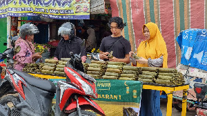 Jelang Idul Adha, Pedagang Lontong di Banda Aceh Kebanjiran Pesanan