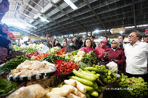 Tinjau Bapok di Pasar Bandarjo, Mendag Imbau Warga Belanja di Pasar Tradisional