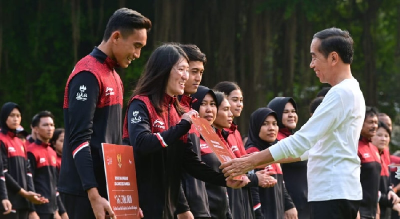 Presiden Jokowi Serahkan Bonus Apresiasi Sea Games 2023 Sebesar Rp289 Miliar