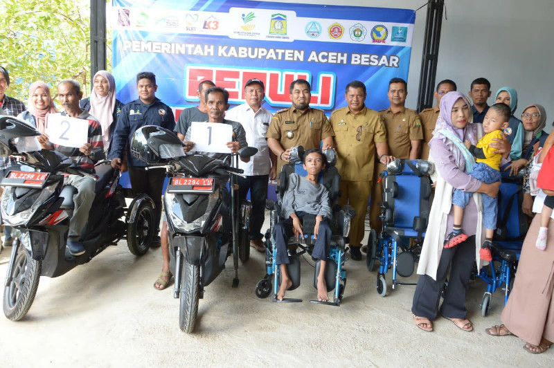 Pj Bupati Aceh Besar Serahkan Kursi Roda dan Motor Kepada Penyandang Disabilitas