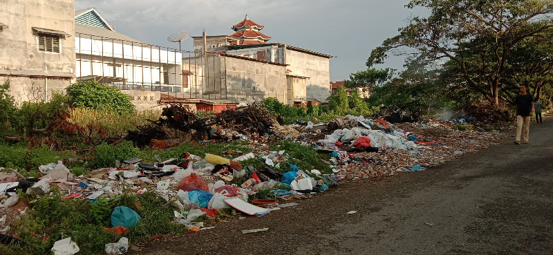 Warga Keluhkan Tumpukan Sampah di Area Waduk Pusong Berserakan dan Bau Menyengat