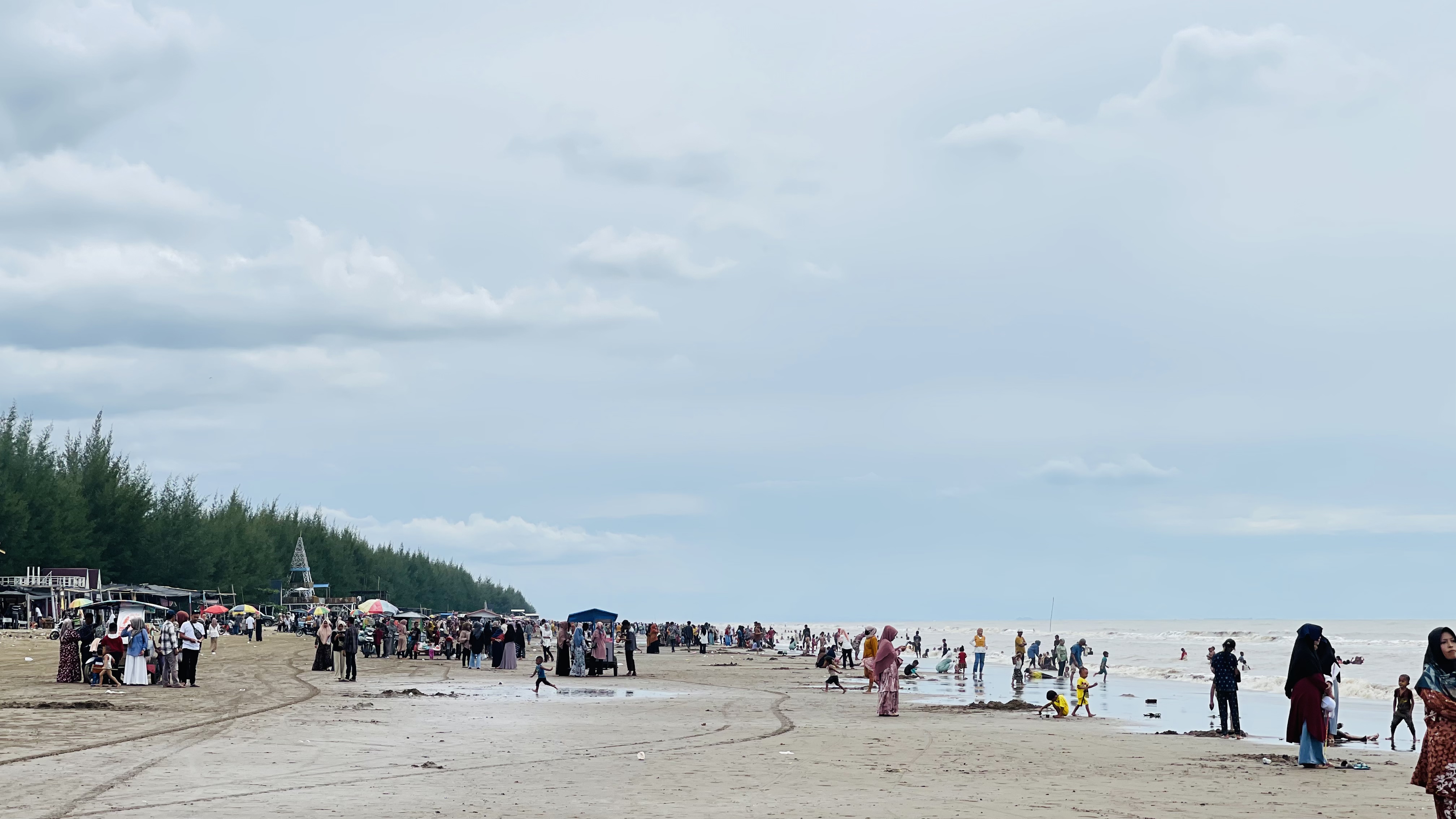 Selama Libur Lebaran, Pantai Bantayan Aceh Utara Dipadati Pengunjung