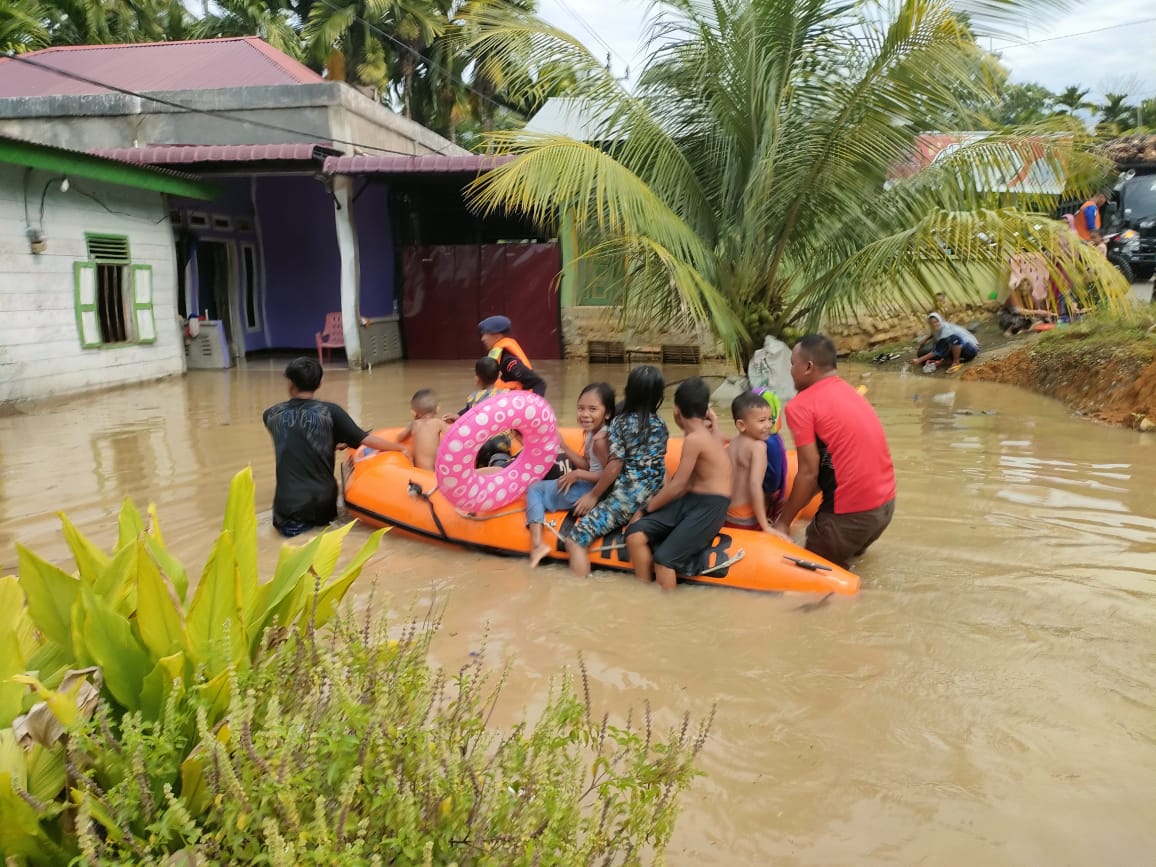 Personel Brimob Polda Aceh Bantu Korban Banjir di Trumon