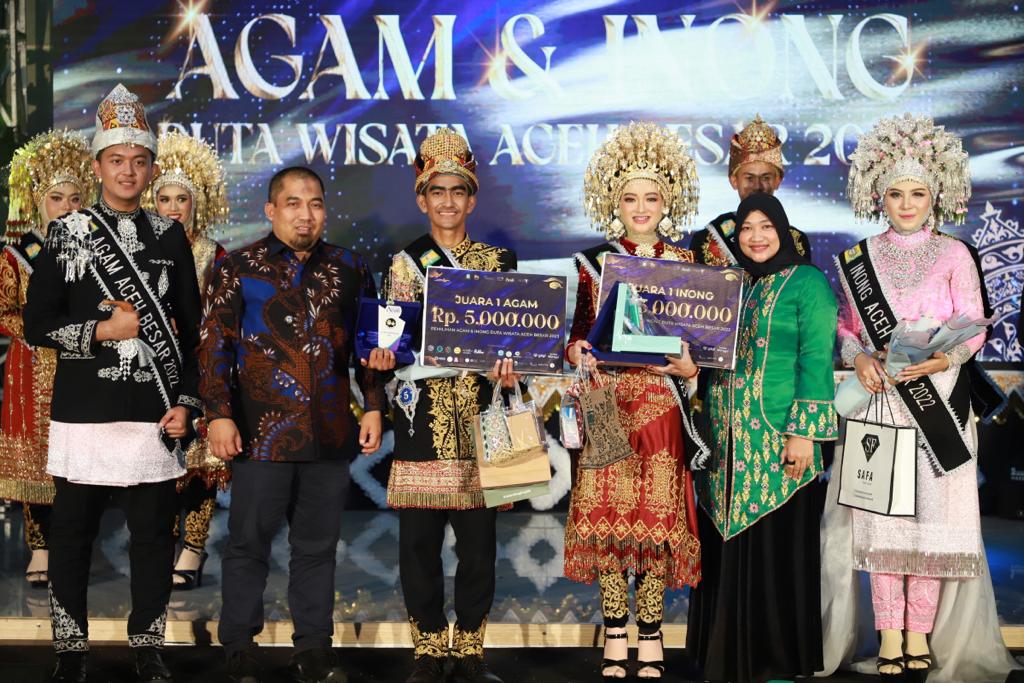 Pj Bupati Nobatkan Kamal Kurnia Hasan dan Maghfirah Duta Wisata Aceh Besar 2023