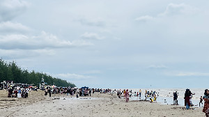 Selama Libur Lebaran, Pantai Bantayan Aceh Utara Dipadati Pengunjung