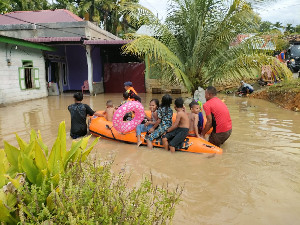 Personel Brimob Polda Aceh Bantu Korban Banjir di Trumon
