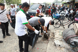 Satu Jam Pungut Sampah di Pasar Lambaro, Pemkab Aceh Besar Wujudkan Rasa Nyaman