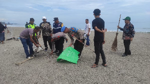 Polri Peduli Lingkungan, Polsek Jangka Bersihkan Pantai Tempat Wisata