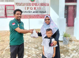 Idul Adha 1444 H, PGRI Aceh Besar Bagikan 400 Paket Daging Kurban