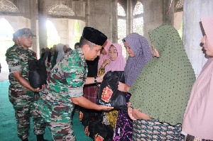 Dandim 0107/Aceh Selatan Salurkan 300 Paket Sembako Kepada Masyarakat Gampong Jambo Keupok
