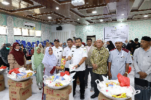 Pj Bupati  Aceh Besar Serahkan Bantuan Usaha Ekonomi Produktif Bagi 63 KPM
