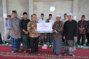 Sejumlah Dayah Terima Bantuan Pemberdayaan Ekonomi dan Beasiswa Santri dari BMK Aceh Jaya