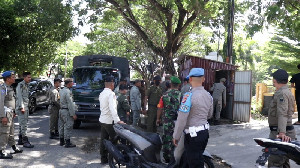 Pedagang dan Bangunan Liar di Perbatasan Aceh Besar-Banda Aceh Ditertibkan