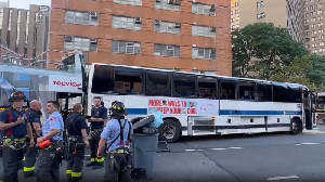 FDNY: Lusinan Terluka dalam Tabrakan Bus di New York City