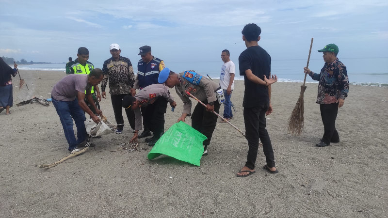 Polri Peduli Lingkungan, Polsek Jangka Bersihkan Pantai Tempat Wisata