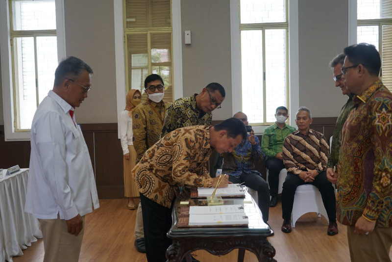 Pj Gubernur Aceh Bersama Menteri ESDM Jad Saksi Penandatanganan KKS Migas WK ONWA-Meulaboh dan OSWA-Singkil