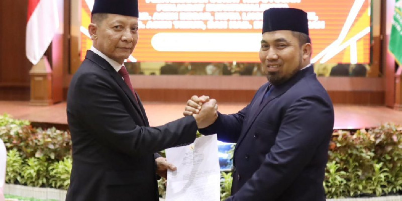 Pj Gubernur Serahkan SK Perpanjangan Muhammad Iswanto Sebagai Pj Bupati Aceh Besar