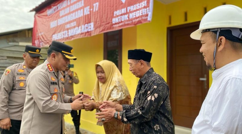 Kapolresta Banda Aceh Serahkan Kunci Rumah Layak Huni di Gampong Jawa