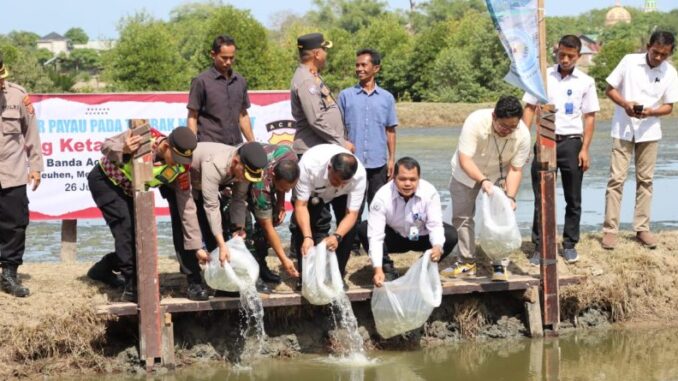 BPBAP Bersama Polresta Banda Aceh, Hibah 7000 Benih Ikan ke Gampong Neuheun