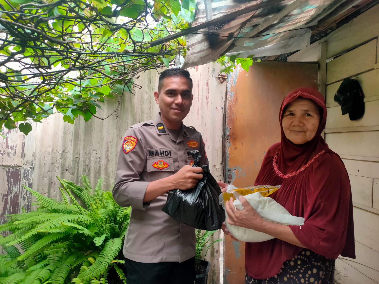 Personel Rorena Polda Aceh Bagikan Sembako untuk Masyarakat
