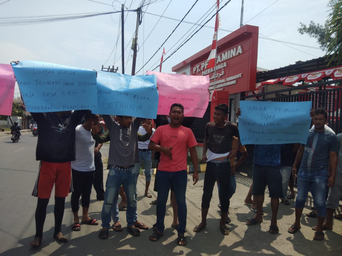 Puluhan Warga Kota Lhokseumawe Demo PT Pertamina Patra Niaga