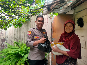 Personel Rorena Polda Aceh Bagikan Sembako untuk Masyarakat
